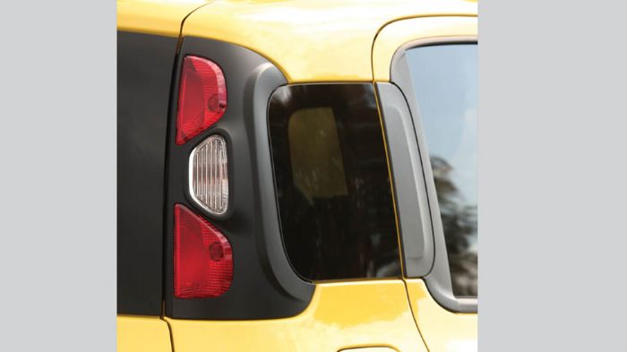 Όσον αφορά στην εξωτερική του σχεδίαση, το Fiat Panda Cross βασίζεται στο γνώριμο 5θυρο αμάξωμα, ωστόσο φέρει πολλές αλλαγές και τροποποιήσεις, οι οπο